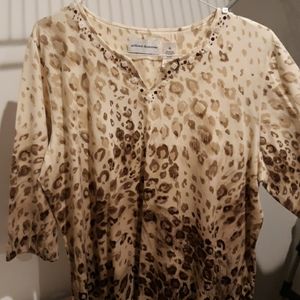 EUC adorable v-neck blouse